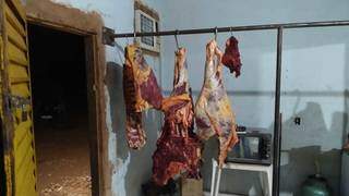 Peças de carne penduradas em estabelecimento comercial (Foto: Divulgação)