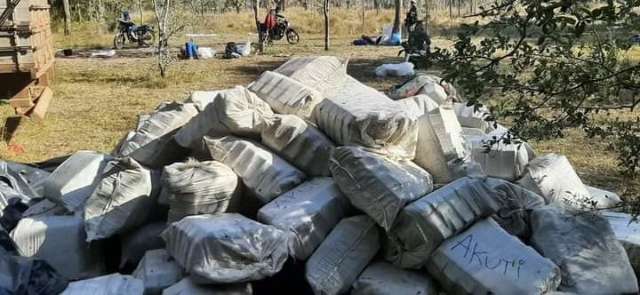 Sobrevoo leva a apreens&atilde;o de fardos de maconha na fronteira 