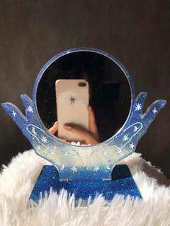 Espelho místico de cor azul para decoração. (Foto: Vanessa Torres)