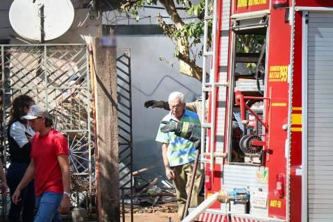 “Acabou tudo e tá tudo bem”, diz morador de casa destruída por incêndio