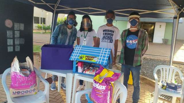 IFMS realiza drive-thru para arrecadar alimentos e agasalhos