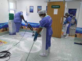 Trabalhadores da empresa realizando limpeza em hospital de Campo Grande. (Foto: Facebook da Morena RH)