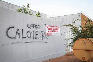 Muro já foi pichado duas vezes e dono resolveu revidar com mensagem ao pichador. (Foto: Henrique Kawaminami)