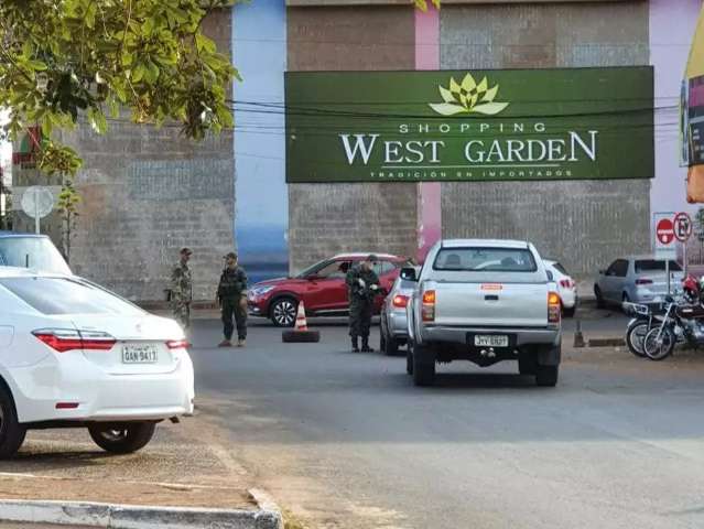 Homem &eacute; feito ref&eacute;m por trio armado durante roubo de carro