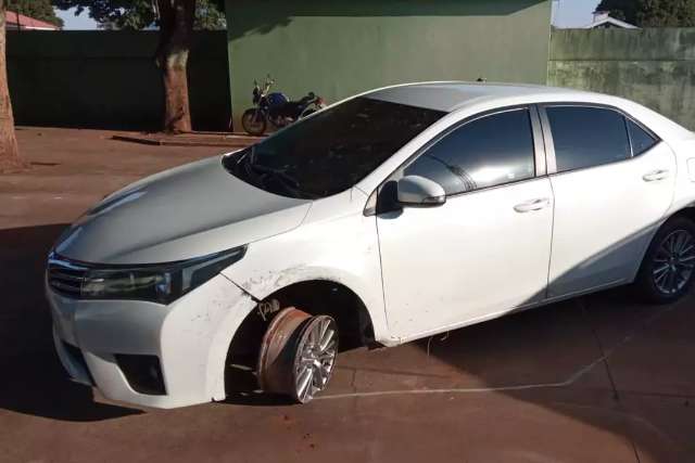  Corolla roubado de fam&iacute;lia foi apreendido e camionetes levadas para o Paraguai