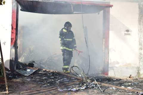 Bombeiros gastaram 20 mil litros de água para controlar incêndio em residência  
