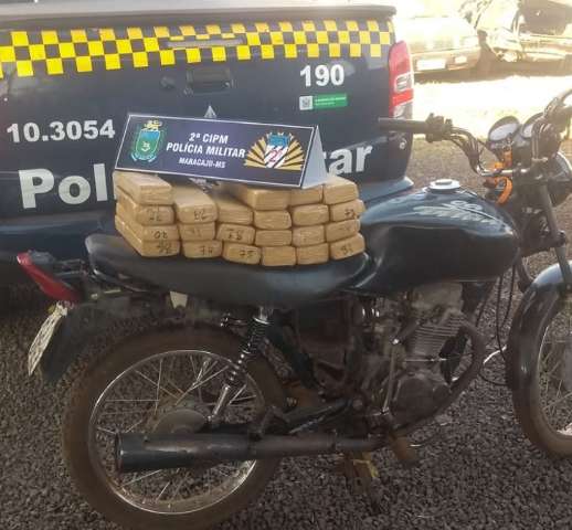 Traficante abandona moto com 22 tabletes de maconha em milharal 
