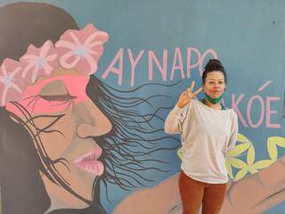 Eliane Cristina de Sá posando ao lado da parede que pintou. (Foto: Divulgação)