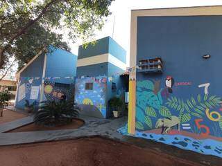 Animais, números e natureza estampam as paredes da escola. (Foto: Divulgação)