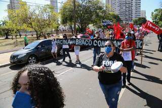 Com faixas, panelas e gritos de ordem, principal avenida de Campo Grande foi ocupada por movimento contra Bolsonaro (Foto Kísie Ainoã)