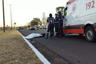 Vítima morreu no local após ser atropelada por um carro prata (Foto: Vinicius Santana)