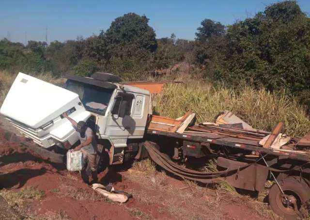 Motorista desvia de andarilho na pista e carreta tomba carregada na BR-163