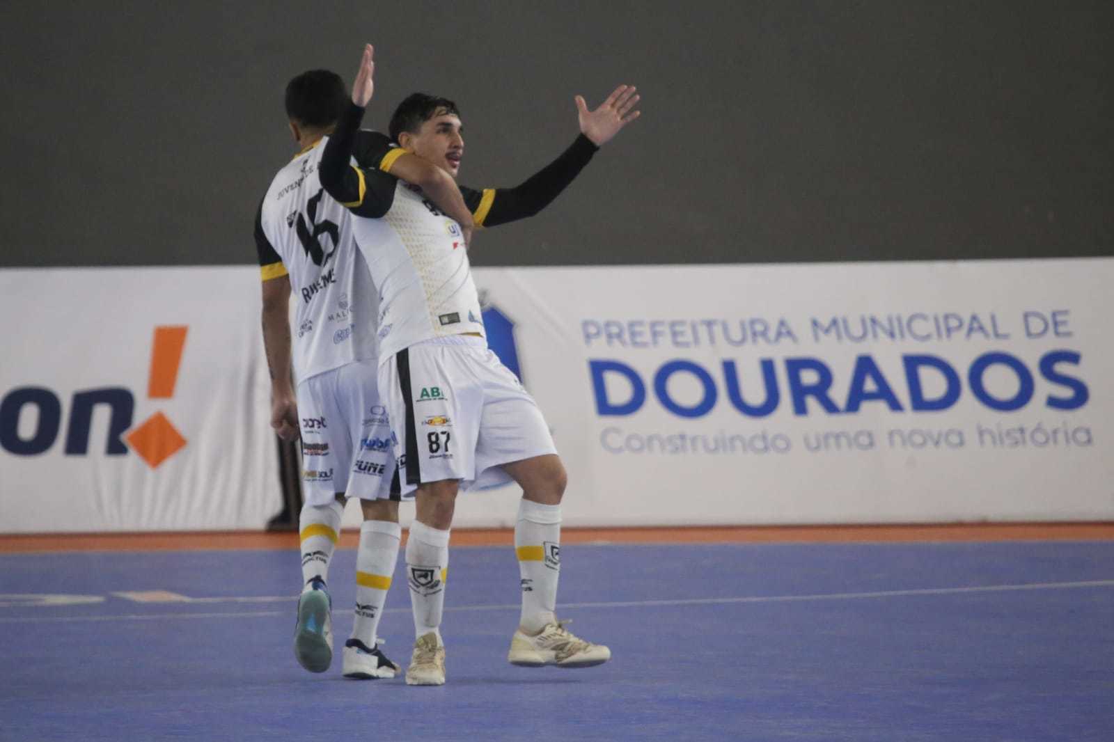 Time de MS bate paulistas nos pênaltis e está na semi da Taça Brasil de  Futsal - Esportes - Campo Grande News