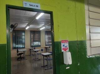 Recepientes com álcool em gel foram instalados na entrada das salas de aulas (Foto: Diogo Gonçalves/PMCG)