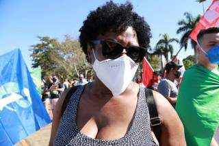 Funcionária pública aposentada, Sandra Pereira, participa ativamente de todos os protestos contra Bolsonaro (Foto Kísie Ainoã)