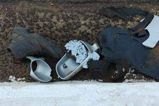 Calçado da vítima e destroços do veículo ficaram no meio-fio da avenida (Foto: Vinicius Santana)