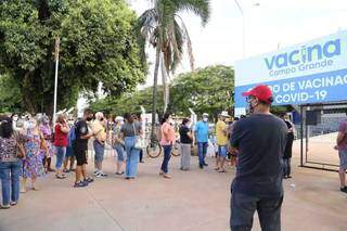 Fila de pessoas esperando a vez de serem imunizadas contra a covid, em Campo Grande (Foto: Arquivo)