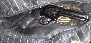 Arma que pertencia à vítima foi encontrada no local do crime. (Foto: Jornal da Nova)