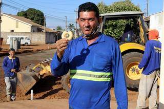 Trabalhador comendo um dos salagos oferecidos pelos moradores. (Foto: Prefeitura de Três Lagoas)