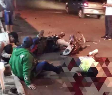 Ambul&acirc;ncia &eacute; atingida por ve&iacute;culo durante socorro a casal amputado em acidente