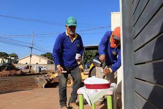 Trabalhadores se servem de café e salgados deixados por moradores. (Foto: Prefeitura de Três Lagoas)