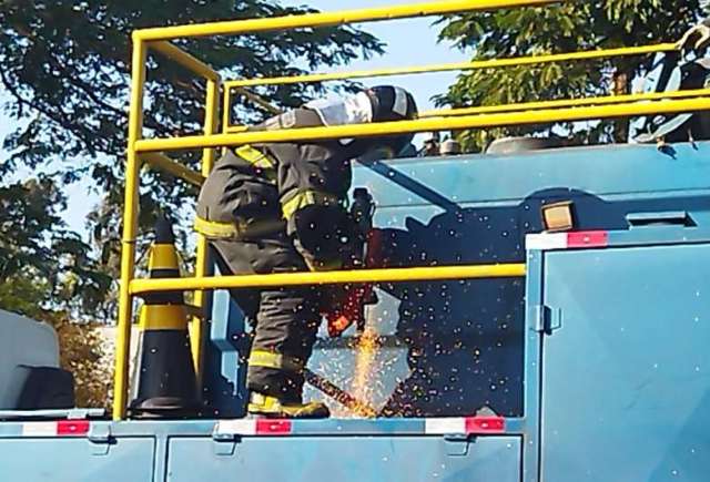 Corpo de bombeiros &eacute; acionado para retirar maconha escondida em caminh&atilde;o