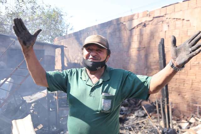 Ap&oacute;s fogo destruir casa, dono tenta limpar o que sobrou e pede ajuda 