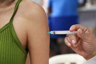 Vacina contra covid-19 sendo aplicada em Campo Grande. (Foto: Kísie Ainoã)