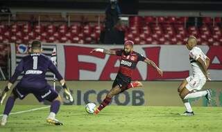 Gabriel Barbosa se livra da marcação de Bruno Alves tenta marca gol em Tiago Volpi (Foto: Alexandre Vidal/Flamengo)