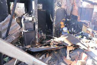 Casa foi destruída pelo fogo que começou na tarde dese sábado (24). (Foto: Paulo Francis)