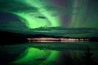 A aurora boreal é bem visível em Whitehorse, no noroeste canadense, um belo espetáculo da natureza nos meses de novembro a abril (Foto: Reprodução)