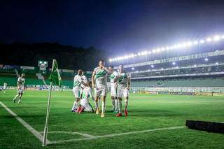 Jogadores em campo durante a partida desta segunda-feira (26). (Foto: Fernando Alves/ECJuventude)