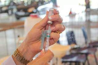 Profissional de saúde prepara aplicação de vacina contra a covid-19 em Mato Grosso do Sul (Foto: Marcos Maluf/Arquivo)