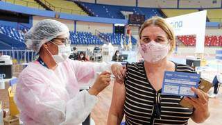 Mulher é vacinada com a segunda dose em Campo Grande (Foto: PMCG)