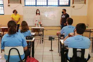 Secretária-adjunta de Educação do município, Soraia Campos, dá boas vindas a alunos da Rede Municipal. (Foto: Kísie Ainoã)