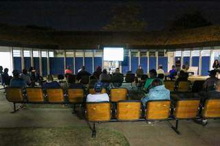 Exibição do filme acontece em céu aberto no pátio da unidade. (Foto: Paulo Francis)