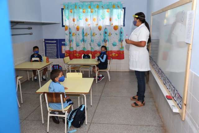Pequenos assustam na volta &agrave;s aulas e grandinhos dizem que estavam com saudade