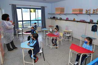 Salas têm limitações de crianças e distanciamento de mesas. (Foto: Paulo Francis)