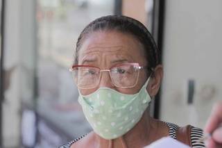 Dona Iraci de 77 anos, diz que o corpo já está acostumado com as variações climáticas (Foto: Marcos Maluf)