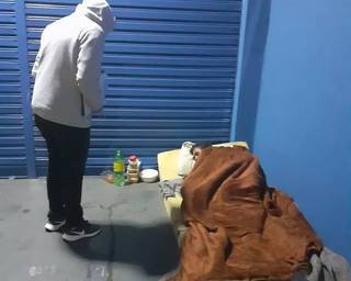 Servidor da SAS oferece acolhimento a morador de rua durante última onda de frio, na Capital (Foto: Divulgação/SAS)