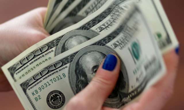 D&oacute;lar cai para R$ 5,17 com dados sobre economia americana