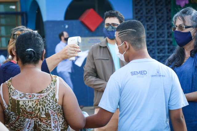 Apesar do receio, aten&ccedil;&atilde;o para alunos convence pais na volta &agrave;s aulas