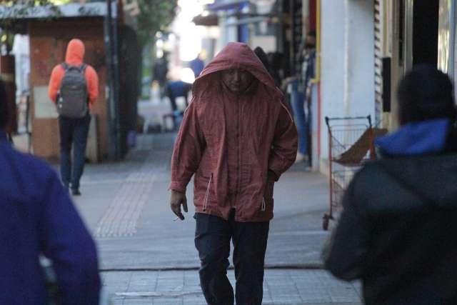 Pancadas de chuva e queda de at&eacute; 19&deg;C marcam chegada do frio,  j&aacute; amanh&atilde;