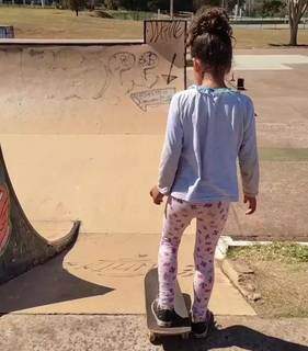 Luna, filha de Anderson Lima, é uma das campo-grandenses que se diverte no skate. (Foto: Reprodução Redes Sociais)
