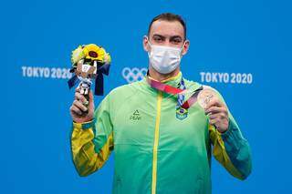 Nadador Fernando Scheffer ostentando a sua medalha no pódio. (Foto: Satiro Sodré/CBDA)