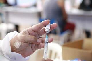 Vacina contra a covid-19 sendo preparada em MS (Foto: Kísie Ainoã/Ilustrativa)
