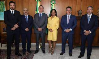 O presidente Jair Bolsonaro, ao lado dos ministros Fábio Faria, Luiz Eduardo Ramos, Flávia Arruda e Ciro Nogueira, e do presidente da Câmara, Arthur Lira (Foto: Reprodução/Twitter)