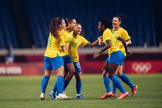 Meninas do Brasil comemoram gol marcado sobre Zâmbia (Foto: CBF)