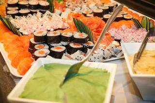 Buffet farto tem ilha de comida japonesa completa. (Foto: Henrique Kawaminami)