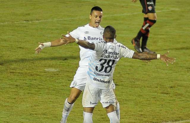 Fora de casa, Gr&ecirc;mio derrota Vit&oacute;ria na Copa do Brasil